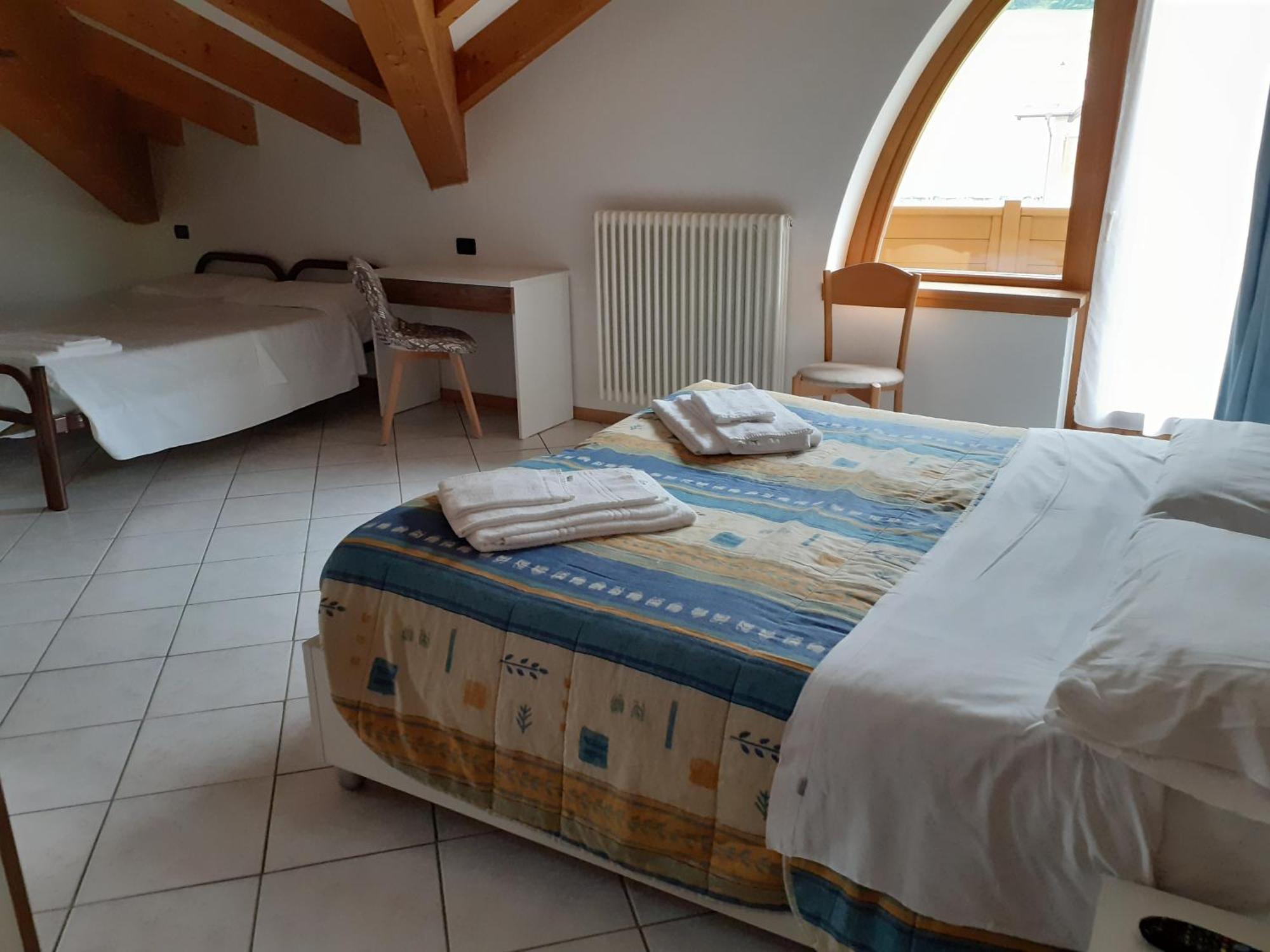 Hotel Aurora Cavedago Chambre photo